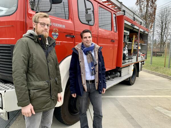 Jann Brüsting, Abteilungsleiter Abwehrender Brandschutz, und OB Dr. Jörg Nigge vor dem Tanklöschfahrzeug, das künftig in Sumy zum Einsatz kommt.