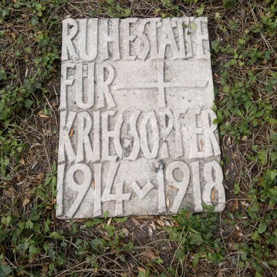 Bild vergrößern: Kriegsgräber Steinplatte mit Inschrift Hehlentorfriedhof