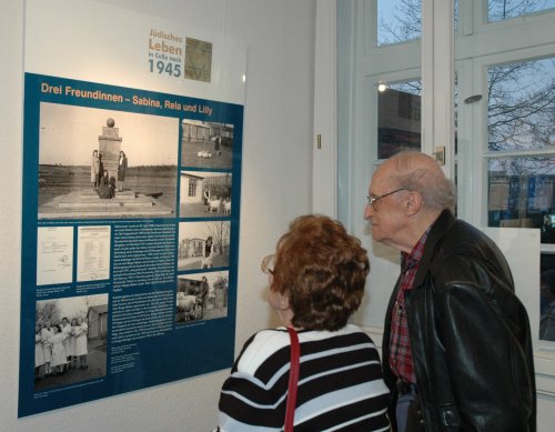 Besucher der Wanderausstellung der Synagoge in Celle