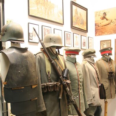 Bild vergrößern: Zeit des 1. Weltkriegs: Uniformen und Ausrüstung, verschiedene Truppenteile. Links im Bild »Grabenpanzer« und Stahlhelm mit zusätzlichem Schutzpanzer