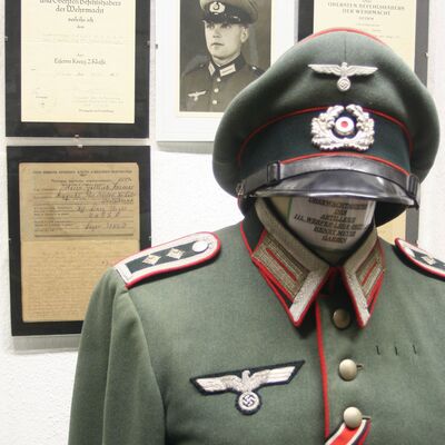 Bild vergrößern: Uniform und Dokumente eines Oberwachtmeisters der Nebelwerfertruppe, Celle