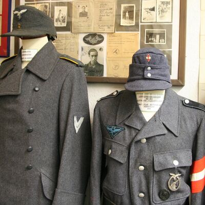 Bild vergrößern: Uniformen eines Obergefreiten der Luftwaffe (links) sowie eines Luftwaffenoberhelfers (Flakartillerie, 1944)