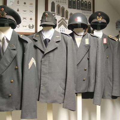 Bild vergrößern: Verschiedene Uniformen aus der Frühphase der Bundeswehr nach 1956