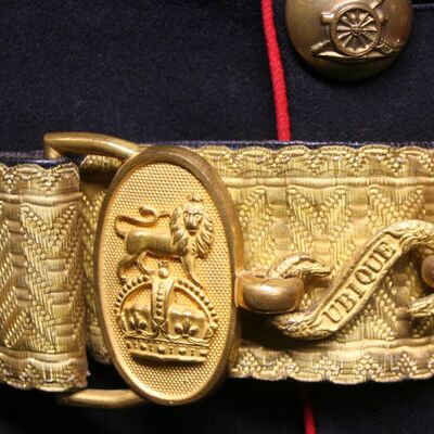 Bild vergrößern: Detail: Schnalle am Koppel eines Major der Royal Artillery