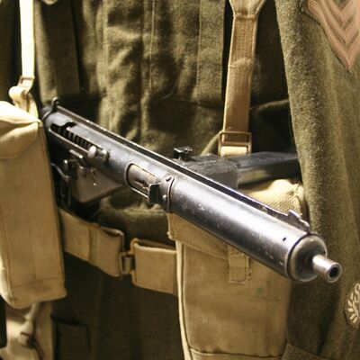 Bild vergrößern: Sten Gun: sehr populäre, leichte Maschinenpistole der britischen Truppen im 2. Weltkrieg. Hier an einer Originaluniform aus der Endphase des 2. Weltkriegs