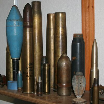 Bild vergrößern: Verschiedene Typen von Munition für Handfeuerwaffen und leichte Artilleriegeschütze