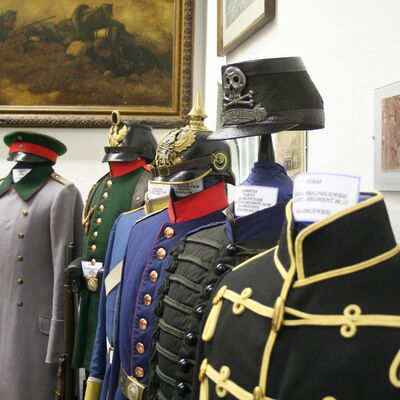 Bild vergrößern: Uniformen verschiedener Einheiten des preußischen X. Armeekorps (Gebiet des ehemaligen Königreichs Hannover) um 1900