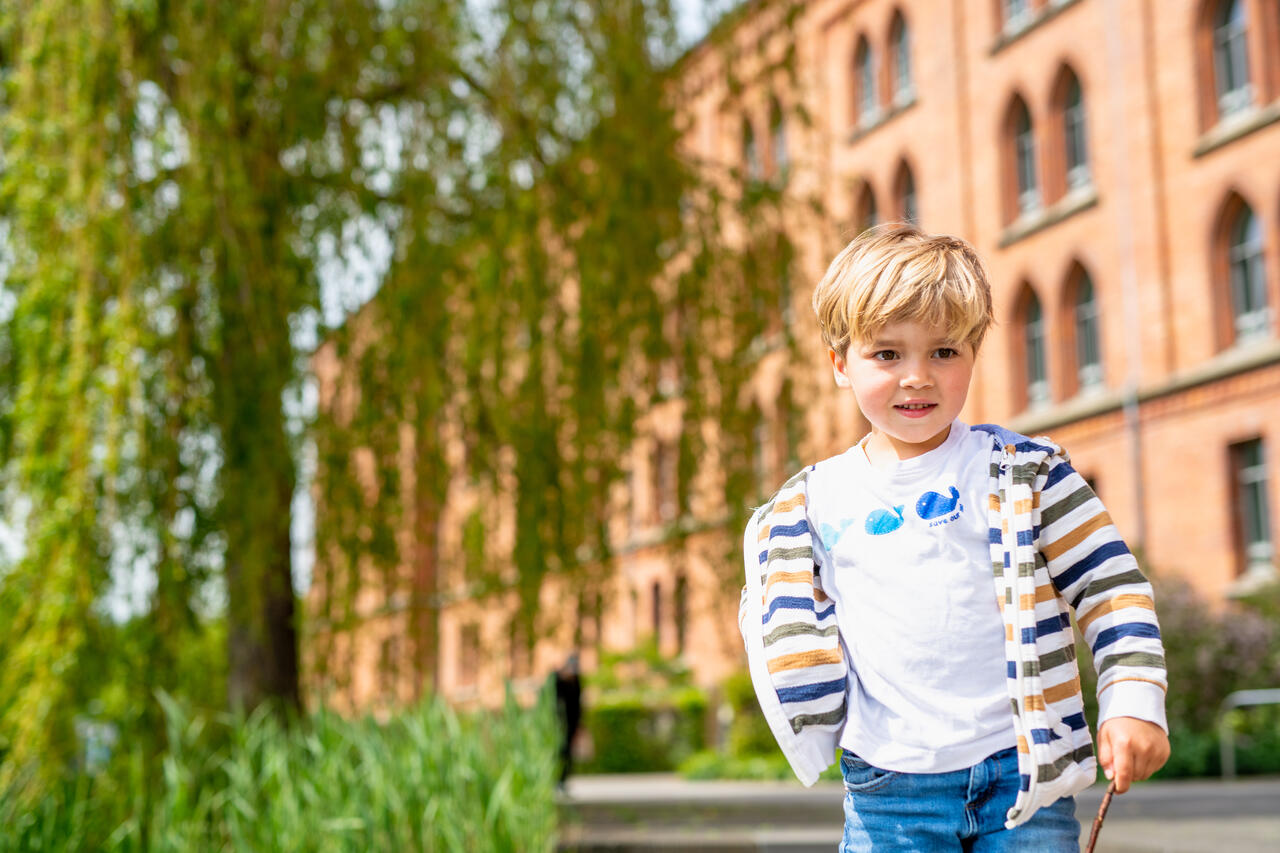 Kleiner Junge im Stadtpark vor dem Neuen Rathaus in Celle
