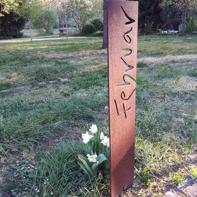 Stele für den Monat Februar mit Tulpe