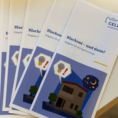 Bild vergrößern: An den Infocountern im Alten und Neuen Rathaus sowie zum Download im Internet: der Blackout-Flyer der Stadt Celle.