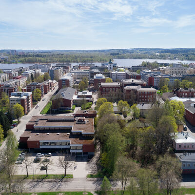Hameenlinna im Frühling. Luftaufnahme vom Zentrum der Stadt.
