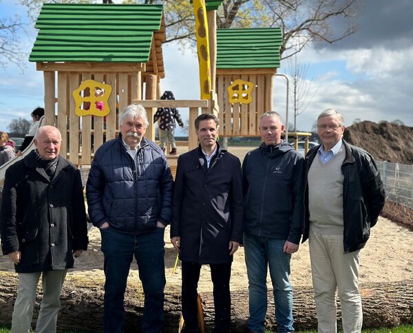 Bild vergr&ouml;&szlig;ern: �bergaben den neuen Spielplatz an Eltern und Kinder des Ortsteils (von links): Dr. Michael Bischoff, Ortsrat Gar�en, Ortsb�rgermeister Andreas Reimchen, OB Dr. J�rg Nigge, Ulf Pohlmann, Fachbereichsleiter Verkehr und Technische Dienste, und Dr. Hartmut Wefing, Ortsrat Gar�en.