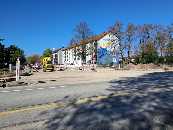 Bild vergr&ouml;&szlig;ern: Die Welfenallee, Einm�ndung Wilhelm-Heinichen-Ring: Keine Durchfahrt f�r Busse bis 13. Mai.