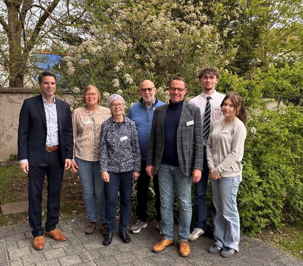 Bild vergr&ouml;&szlig;ern: Gemeinsam stark (von links): OB Dr. J�rg Nigge, Regina Knoop, Sonja Richtzenhain, Ludwig Dahmen, Gerhard Skradde, Jasper und Jana.