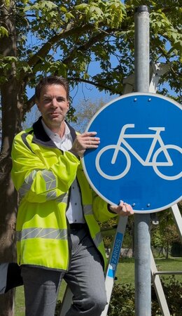 Zum symbolischen Start an den Dammaschwiesen legte OB Nigge selbst Hand an und entfernte ein &uuml;berz&auml;hliges Schild, das den Sonderweg f&uuml;r Radler kennzeichnet.  