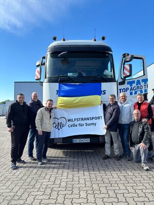 Der 15. Hilfstransport ist startklar. Dar&uuml;ber freuten sich (von links): Volodimir Serhiichuk, Fahrer der ukrainischen Spedition, Markus Wiese, Projektsteuerung Stadt Celle, &Uuml;bersetzer Viktor Felda, Thomas Faber, Projektleiter Stadt Celle, Thomas Treude, Gesch&auml;ftsf&uuml;hrer Thomas Treude GmbH und Wirtschaftsclub Celle, Martin Depner und Carsten Braun, beide Wirtschaftsclub Celle.