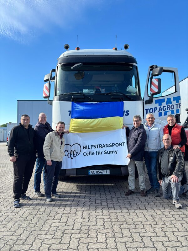 Bild vergr&ouml;&szlig;ern: Der 15. Hilfstransport ist startklar. Dar�ber freuten sich (von links): Volodimir Serhiichuk, Fahrer der ukrainischen Spedition, Markus Wiese, Projektsteuerung Stadt Celle, �bersetzer Viktor Felda, Thomas Faber, Projektleiter Stadt Celle, Thomas Treude, Gesch�ftsf�hrer Thomas Treude GmbH und Wirtschaftsclub Celle, Martin Depner und Carsten Braun, beide Wirtschaftsclub Celle.