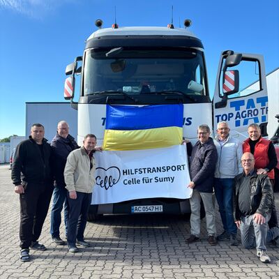 Der 15. Hilfstransport ist startklar. Dar&uuml;ber freuten sich (von links): Volodimir Serhiichuk, Fahrer der ukrainischen Spedition, Markus Wiese, Projektsteuerung Stadt Celle, &Uuml;bersetzer Viktor Felda, Thomas Faber, Projektleiter Stadt Celle, Thomas Treude, Gesch&auml;ftsf&uuml;hrer Thomas Treude GmbH und Wirtschaftsclub Celle, Martin Depner und Carsten Braun, beide Wirtschaftsclub Celle.