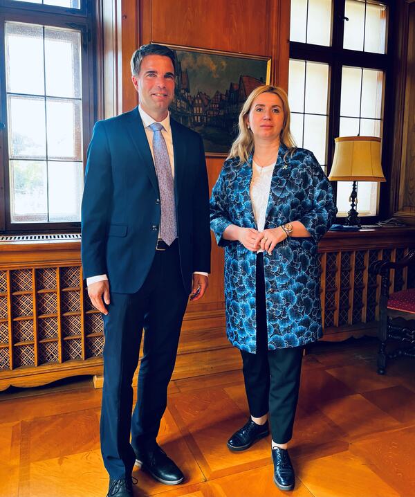 Bild vergrößern: Oberbürgermeister Dr. Jörg Nigge traf die Generalkonsulin der Ukraine, Dr. Iryna Tybinka, zum Arbeitsgespräch im Alten Rathaus.