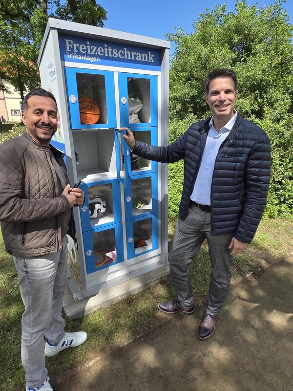 Bild vergr&ouml;&szlig;ern: Probierten den neuen Freizeitschrank gleich aus: Vedat Kadah, Abteilungsleiter Sport, und OB Dr. J�rg Nigge.