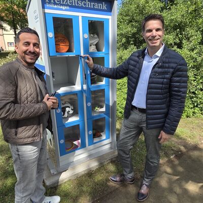 Probierten den neuen Freizeitschrank gleich aus: Vedat Kadah, Abteilungsleiter Sport, und OB Dr. J&ouml;rg Nigge. 