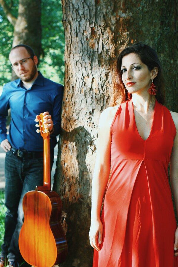 Bild vergr&ouml;&szlig;ern: Eine musikalische Reise verspricht das Duo Meitar.