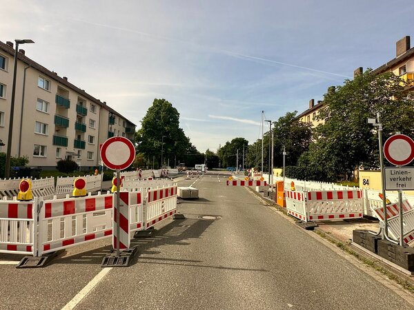 Bild vergr&ouml;&szlig;ern: Baustelle am Wilhelm-Heinichen-Ring in Celle mit Vollsperrung einer Wohnstra�e und rot-wei�en Absperrgittern.