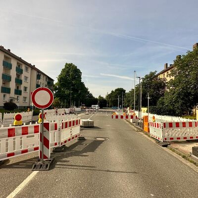 Baustelle am Wilhelm-Heinichen-Ring in Celle mit Vollsperrung einer Wohnstra&szlig;e und rot-wei&szlig;en Absperrgittern.