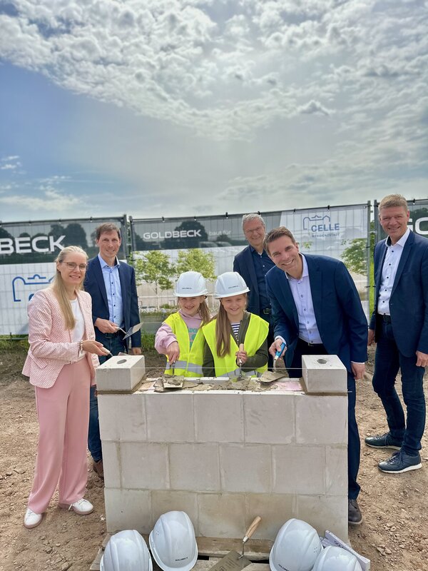 Bild vergr&ouml;&szlig;ern: �Wer will flei�ige Handwerker sehen?� Frei nach dem bekannten Kinderlied ging es bei der Grundsteinlegung der GS Gar�en zur Sache (von links):  Elena Kuhls, Eike Drogem�ller, Skadi Rausch, Elsa Denig, Robert Marlow, OB Nigge und Sigfried Wendker.