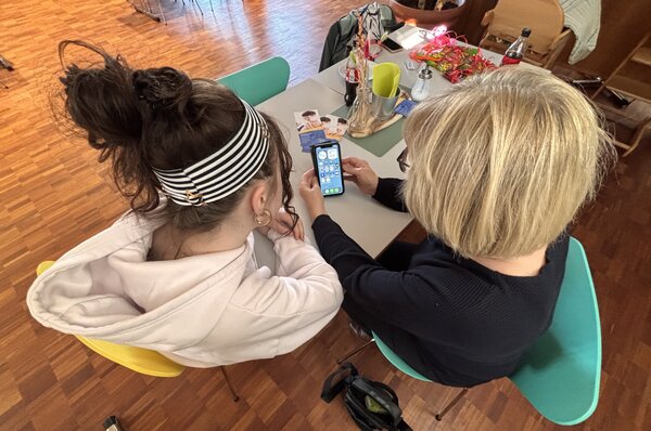 Bild vergr&ouml;&szlig;ern: Jung hilft alt im Neuen Rathaus - zum Beispiel mit der Smartphone-Hilfe.