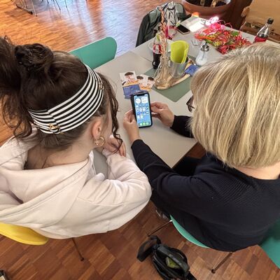 Jung hilft alt im Neuen Rathaus - zum Beispiel mit der Smartphone-Hilfe. 