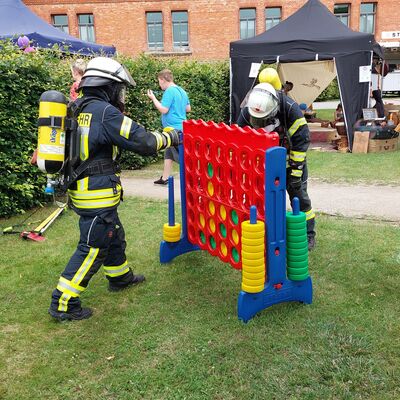 Bild vergr&ouml;&szlig;ern: Feuerwehr gewinnt! Solche Aktionen dienen dem Training. Feuerwehrfrauen und -m&auml;nner m&uuml;ssen auch in vollen Ausr&uuml;stung und Atemmaske in der Lage sein, feinmotorische Dinge zu bew&auml;ltigen. Hier bei 33 Grad!