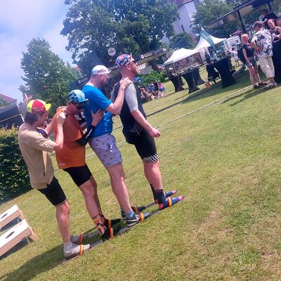 Bild vergr&ouml;&szlig;ern: RasenSki-Profis. Auf die Pl&auml;tze ...
Im Hintergrund unser Cornhole-Spiel.