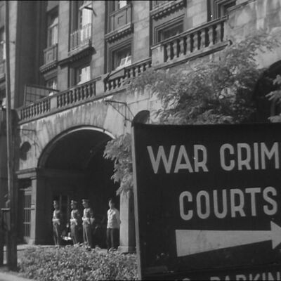 Hinweisschild vor dem Curiohaus zu den Kriegsverbrecherprozessen, 1949.