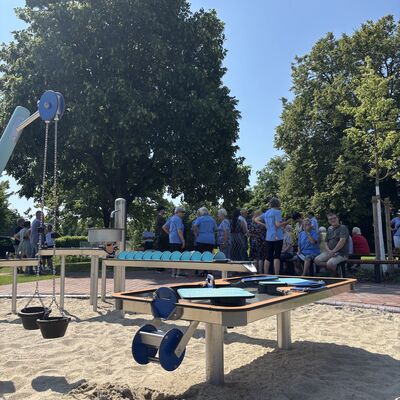 Bild vergr&ouml;&szlig;ern: Ein ausget�fteltes Wasserspiel l�dt zum Entdecken und Matschen ein.