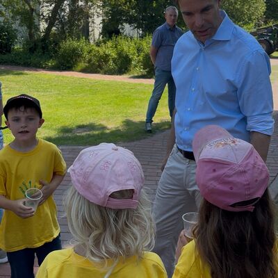 Bild vergr&ouml;&szlig;ern: Die ersten G�ste des neuen Spielplatzes: Kinder der Kita Zwergenhaus in Scheuen im Gespr�ch mit OB Nigge.