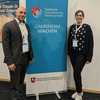Bild vergr&ouml;&szlig;ern: Dr. Alexander Georgiadis, IT-Bevollm�chtigter der Landesregierung (CIO), und Jessica K�hler, Projektmanagerin Digitalisierung und Organisation Stadt Celle, beim Kommunalkongress.