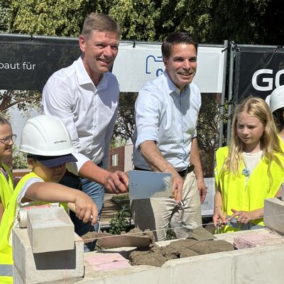 Bild vergr&ouml;&szlig;ern: Legten gemeinsam den Grundstein: Siegfried Wendker (links), OB Dr. J�rg Nigge sowie Sch�lerinnen und Sch�ler.