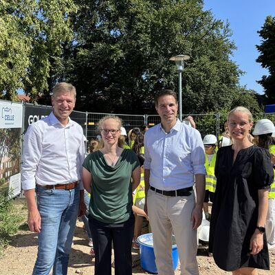 Bild vergr&ouml;&szlig;ern: Freuen sich �ber das, was am Waldweg entsteht (von links): Siegfried Wendker, Jenny Kretzschmar, OB Dr. J�rg Nigge und Elena Kuhls.