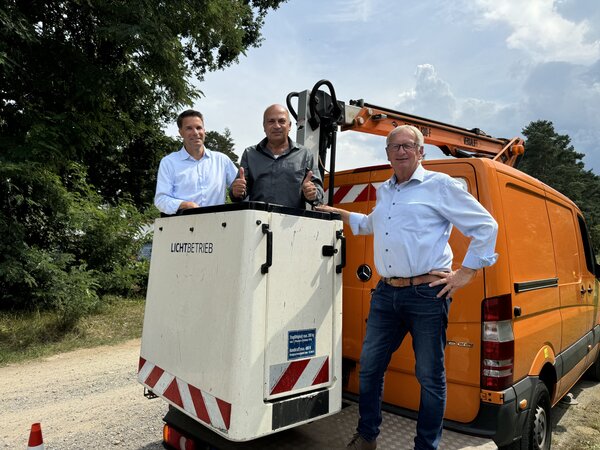 Bild vergr&ouml;&szlig;ern: Oberb�rgermeister  Dr. J�rg Nigge (von links), Stadtwerke Gesch�ftsf�hrer Thomas Edathy (Gesch�ftsf�hrer Stadtwerke Celle) und Axel Fuchs, Aufsichtsratsvorsitzender Stadtwerke Celle, anl�sslich des Abschlusses des LED-Projekts 2024 in Osterloh.