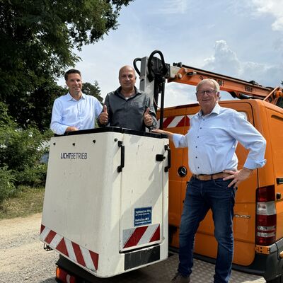 Oberb&uuml;rgermeister  Dr. J&ouml;rg Nigge (von links), Stadtwerke Gesch&auml;ftsf&uuml;hrer Thomas Edathy (Gesch&auml;ftsf&uuml;hrer Stadtwerke Celle) und Axel Fuchs, Aufsichtsratsvorsitzender Stadtwerke Celle, anl&auml;sslich des Abschlusses des LED-Projekts 2024 in Osterloh.


