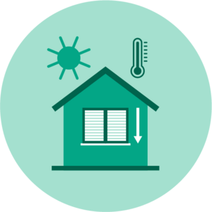 Haus mit Sonne und geschlossenem Fenster gegen Hitze