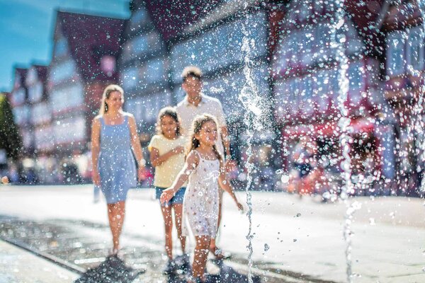 Bild vergr&ouml;&szlig;ern: Familie an Wasserspielen auf der Stechbahn in Celle im Sommer