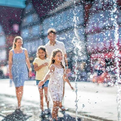Familie an Wasserspielen auf der Stechbahn in Celle im Sommer