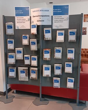 Bild vergr&ouml;&szlig;ern: Ausstellungswand "Blind Date" in der Rundestra&szlig;e