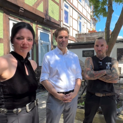 Freuen sich schon jetzt auf mehr Leben in den Innenh&ouml;fen (von links): Ninja V. Herrmann, Tattoo-Artistin und Studioinhaberin im Innenhof, OB Dr. J&ouml;rg Nigge und Mutz Hempel, Musiker und Gesch&auml;ftsf&uuml;hrer Red Anchor GmbH.