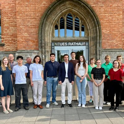 Auf geht's ins Ausbildungsjahr 2026 (von links): Sonja Behn und Joelina Hiestermann, Fachdienst Personal, Andreas Lenz, Personalrat, &Ouml;zcan Agackiran, Ulrich Ehlert, Personalrat,  Loris Meierh&ouml;fer, Jorik Sonntag, OB Nigge, Maximilian Mattern, Lea Hegewald, Fachdienst Personal,  Silke Howe, Personalrat, Estefania Kruse, JAV, Afshan Ahmed, Gleichstellungsbeauftragte, Lariana Curdt, Fachdienst Personal, Alia Scheidler, Lucie Festersen, Fachbereichsleitung Personal, Nadine Hacke, Fachdienst Personal. 

