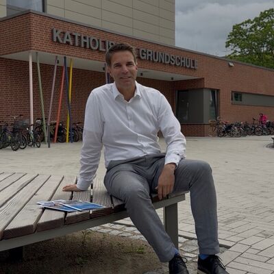 Bild vergr&ouml;&szlig;ern: Pr�sentiert die neuen Schulwegpl�ne: OB Dr. J�rg Nigge vor der Katholischen Grundschule.