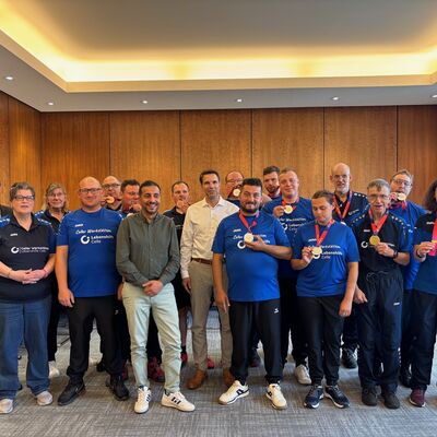Super Stimmung beim Empfang im Neuen Rathaus: Das Special Olympics-Team der Lebenshilfe Celle mit OB Nigge, Stadtrat Sebastian Stottmeier und Vedat Kadah, Abteilungsleiter Sport. 

