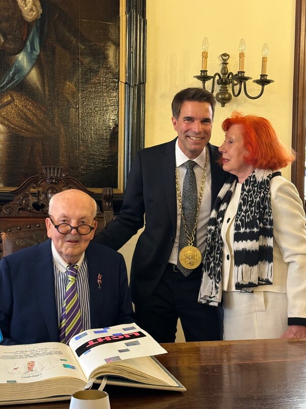 Bild vergr&ouml;&szlig;ern: Eintrag ins Goldene Buch (von links): Robert Simon, OB Dr. J�rg Nigge, Heide Simon.